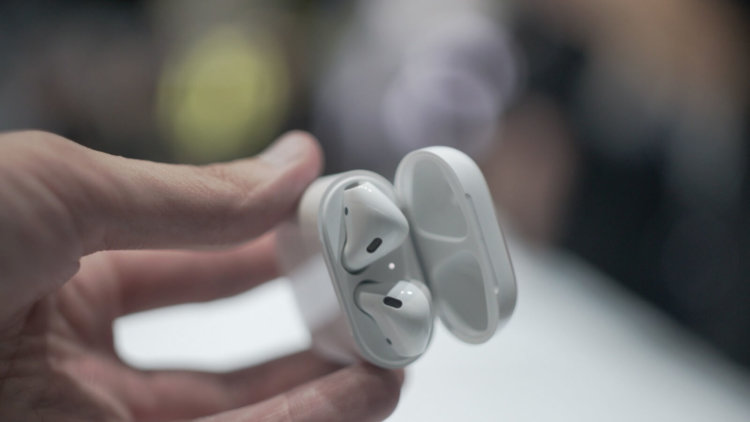 Потребители в восторге от наушников AirPods. Фото.