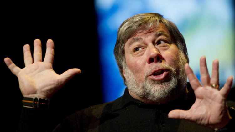 Стив Возняк признался, что сидел в очередях за новыми iPhone. Фото.