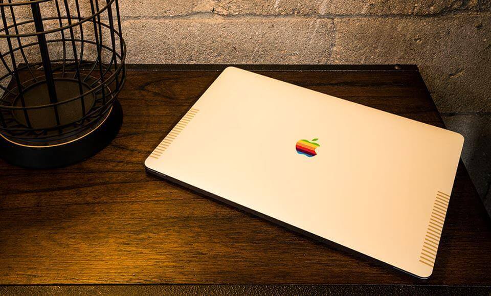 Новые iPhone и MacBook отлично выглядят в ретро-стиле. Такая пленка есть и для MacBook Pro. Новые iPhone и MacBook отлично выглядят в ретро-стиле. Такая пленка есть и для MacBook Pro. Фото.