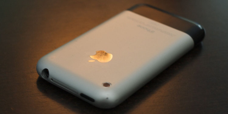 Первый iPhone испытали огнем, ножом и попытались согнуть. Фото.