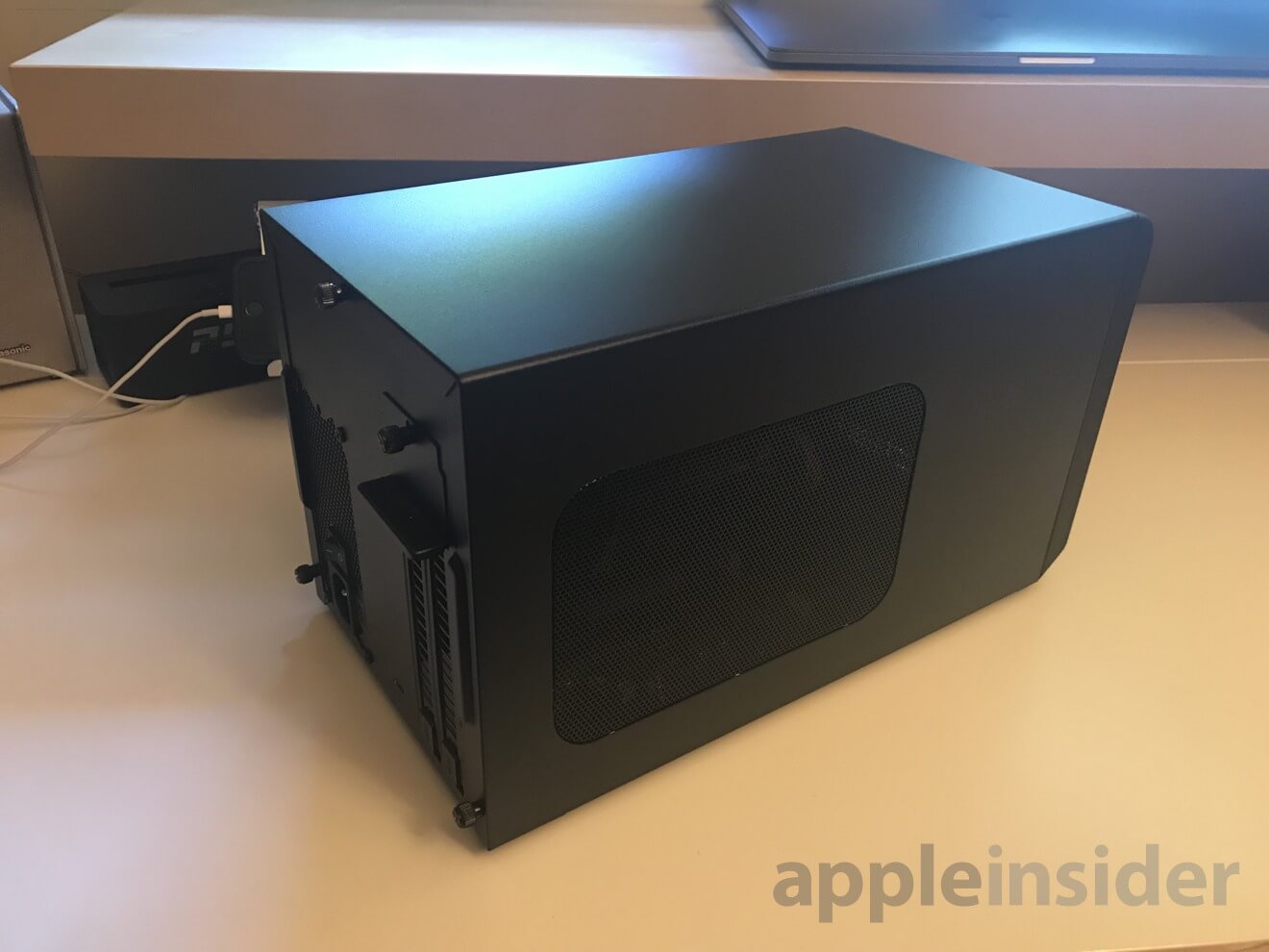 Как выглядит хаб от Apple с внешней видеокартой для MacBook Pro. Как выглядит хаб от Apple с внешней видеокартой для MacBook Pro. Фото.