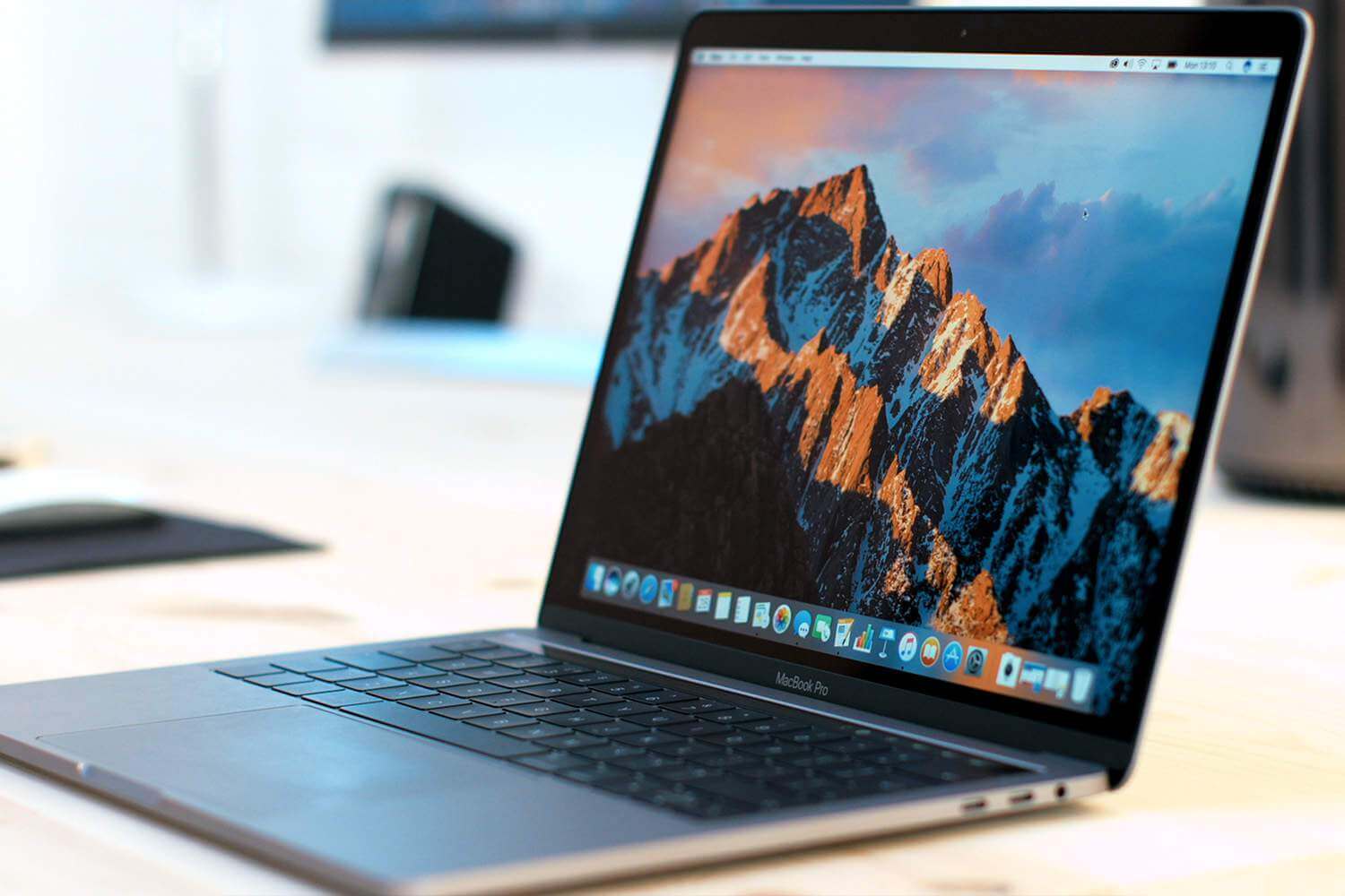 MacBook дешевеют в России перед мартовской презентацией. MacBook дешевеют в России перед мартовской презентацией. Фото.