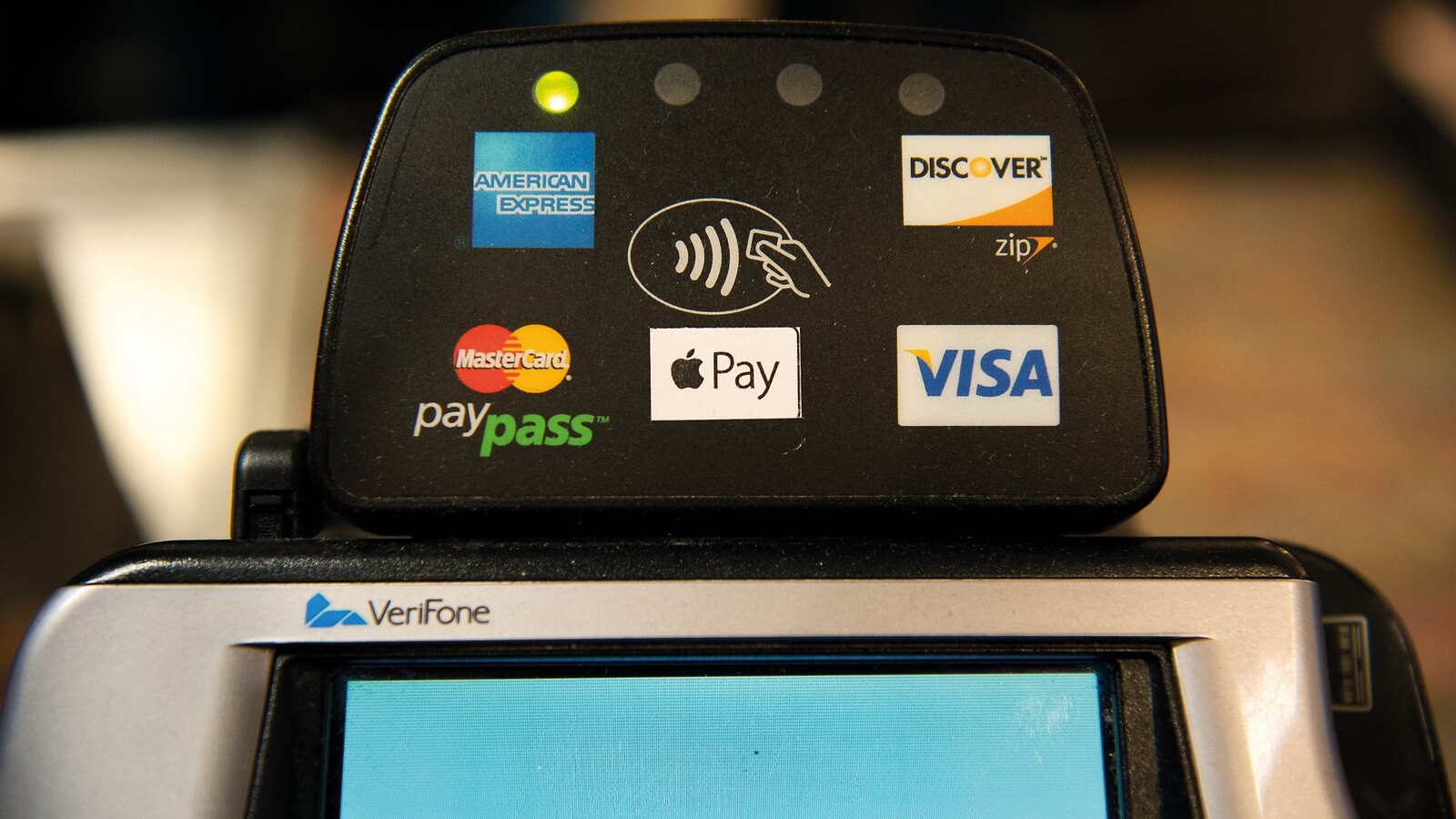 Снимать деньги из российских банкоматов будет можно при помощи Apple Pay. Снимать деньги из российских банкоматов будет можно при помощи Apple Pay. Фото.