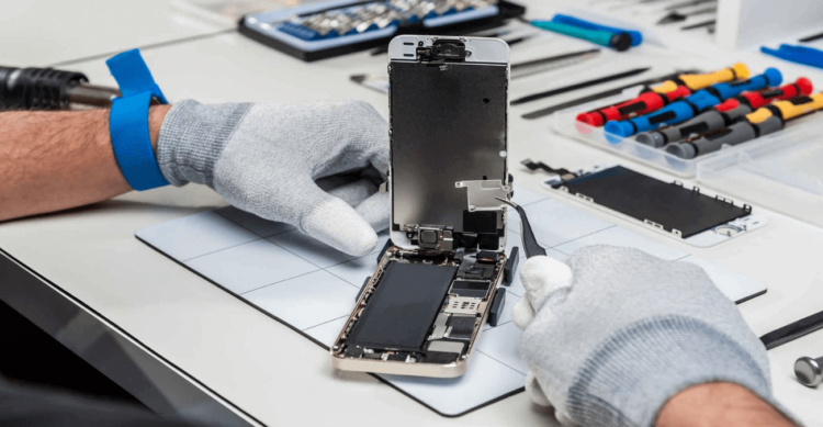 Apple начала ремонтировать экраны iPhone в России. Фото.