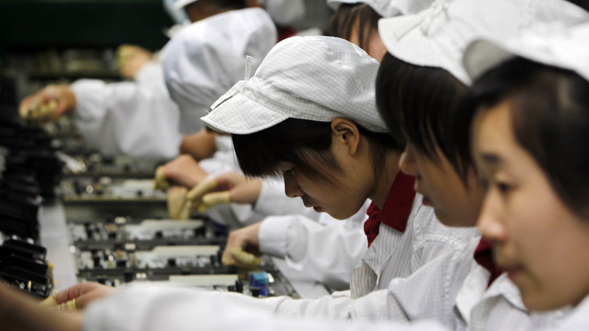 На что идут сборщики Foxconn, чтобы украсть деталь будущего iPhone. На что идут сборщики Foxconn, чтобы украсть деталь будущего iPhone. Фото.