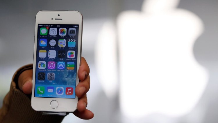 Новый iPhone 5s подешевел в России до 15 000 рублей. Фото.