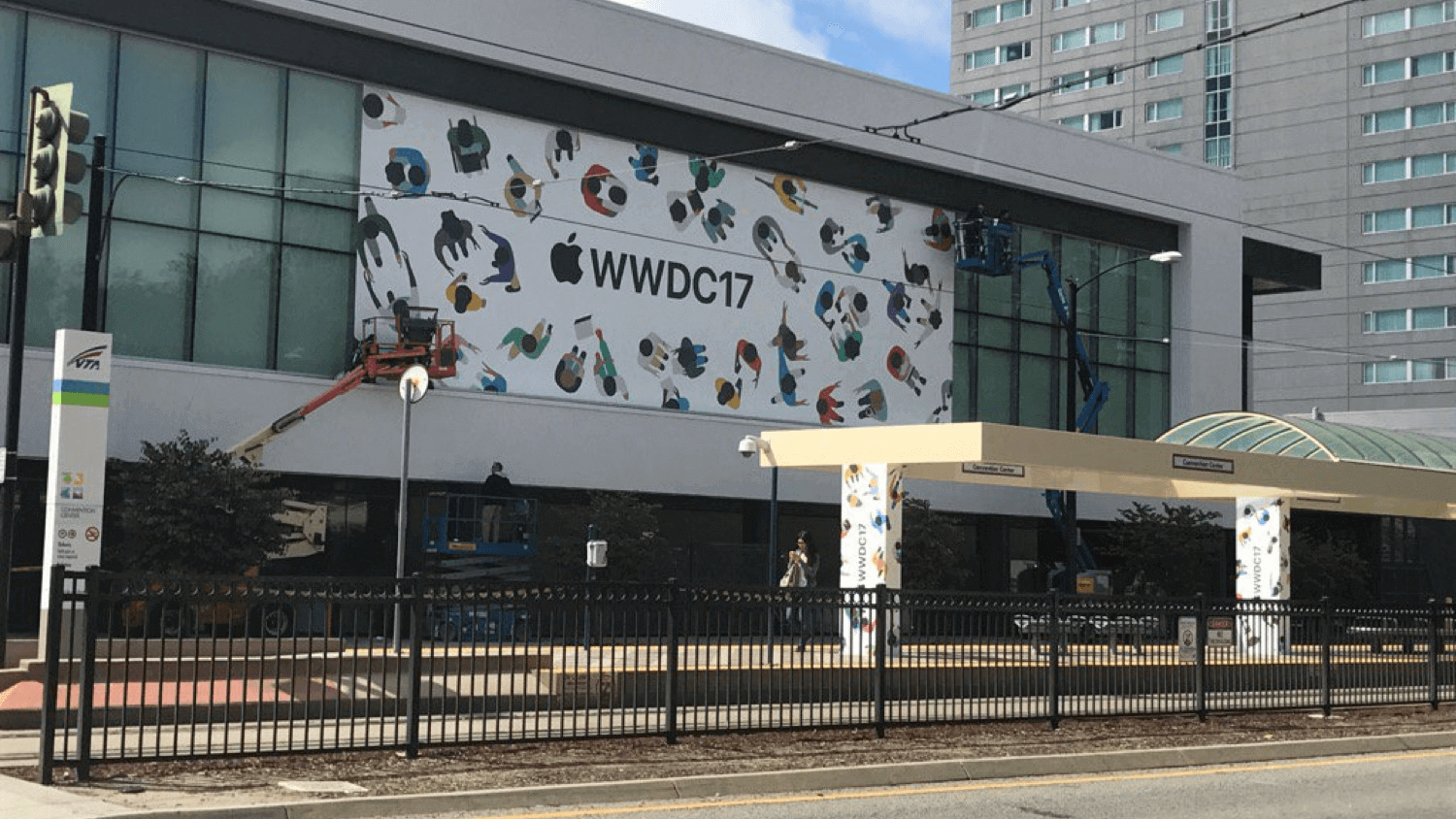 Место проведения WWDC 2017 уже украсили баннерами. Место проведения WWDC 2017 уже украсили баннерами. Фото.
