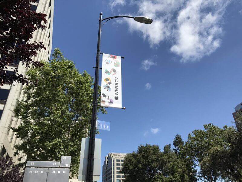 Место проведения WWDC 2017 уже украсили баннерами. Место проведения WWDC 2017 уже украсили баннерами. Фото.