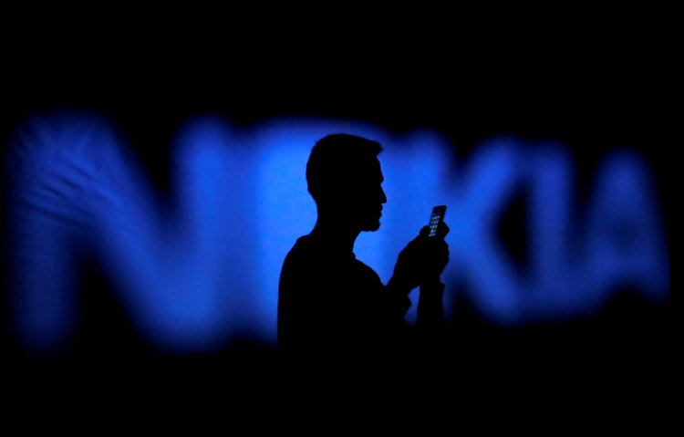 Apple вновь начала продавать устройства Nokia в своих магазинах. Фото.