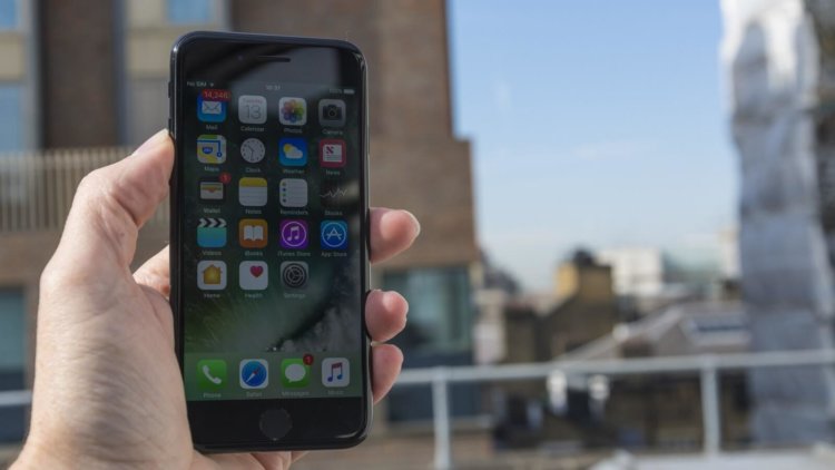 Как потребители относятся к переводу iPhone на OLED-дисплеи? Фото.
