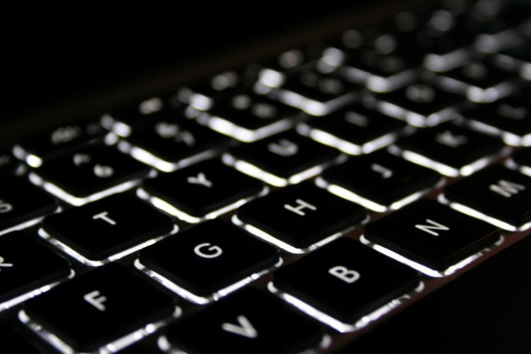 Что делать, если клавиша на MacBook не работает? Фото.