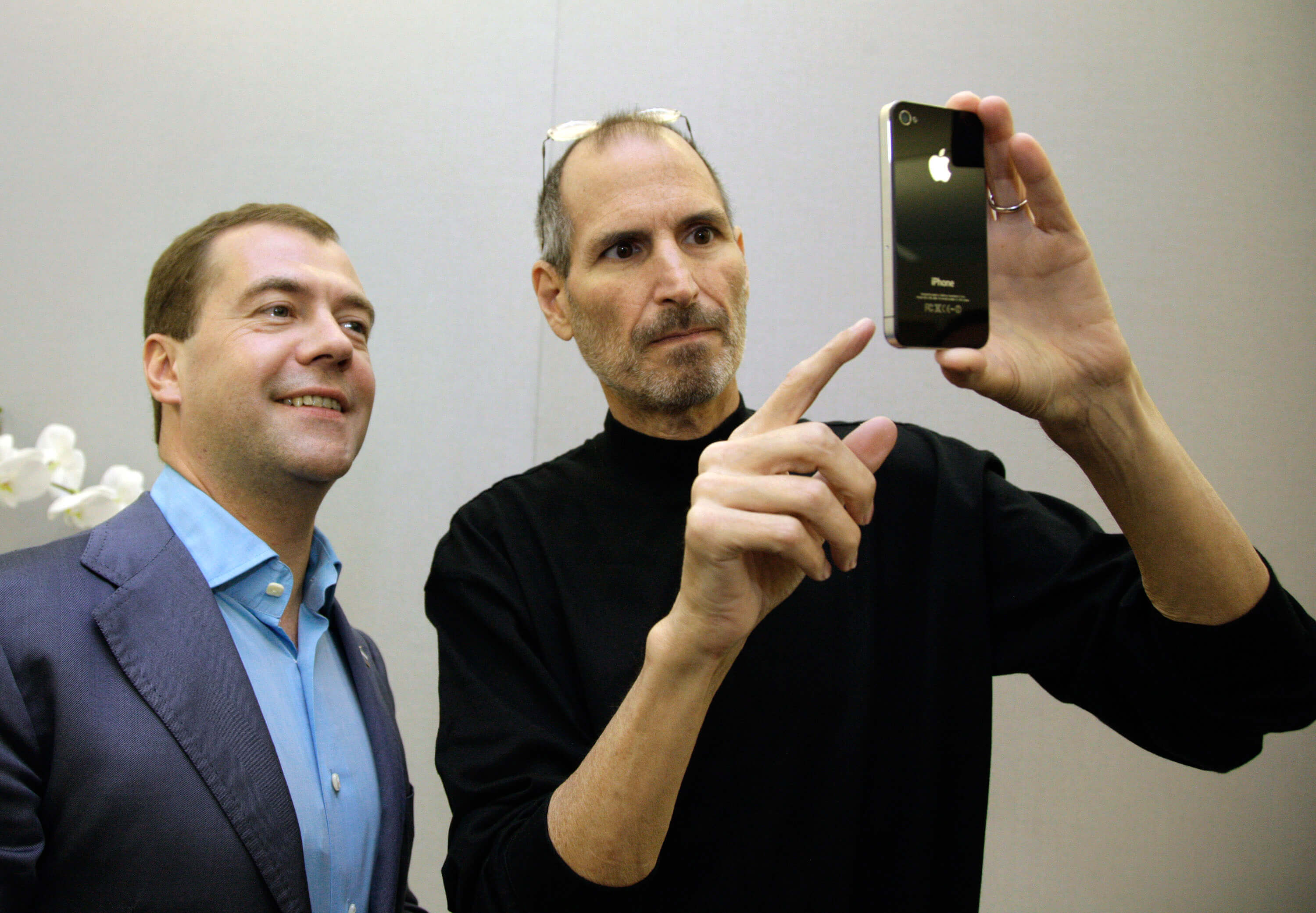 Стив Джобс с айфоном