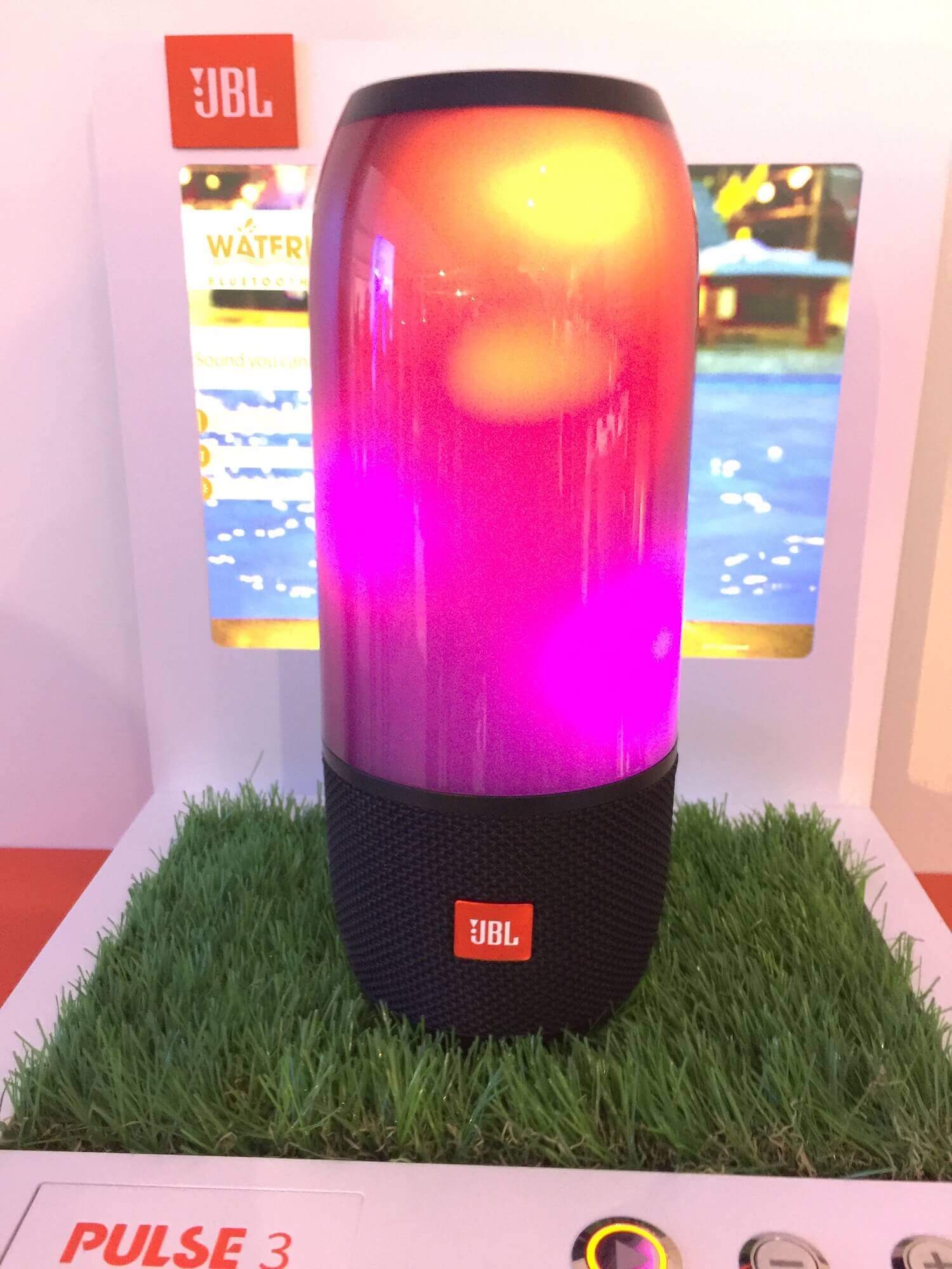 IFA 2017: впечатляющие звуковые новинки от JBL. JBL Pulse 3. IFA 2017: впечатляющие звуковые новинки от JBL. JBL Pulse 3. Фото.