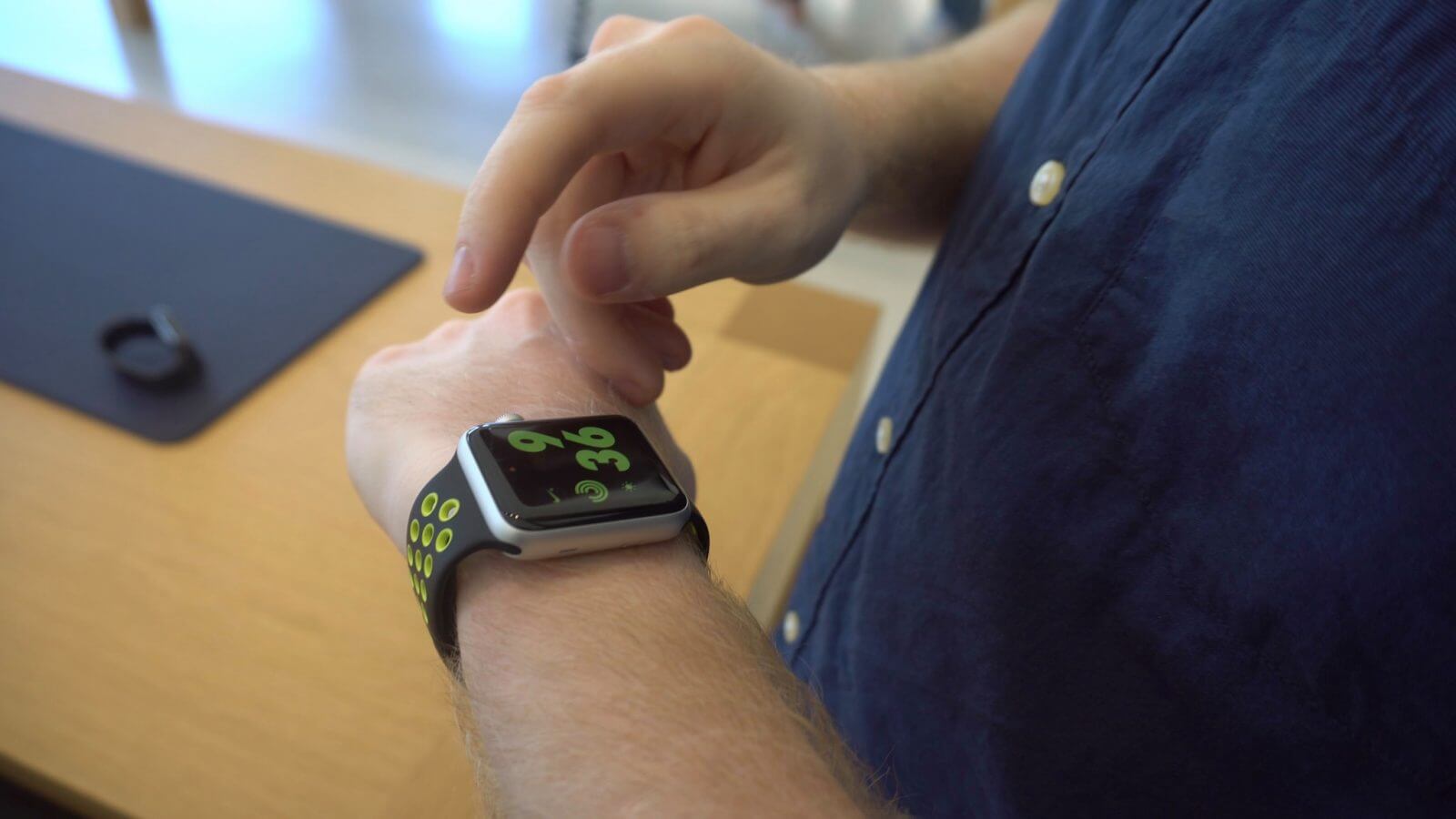 Магазины снижают цены на Apple Watch в преддверии релиза новых часов. Магазины снижают цены на Apple Watch в преддверии релиза новых часов. Фото.