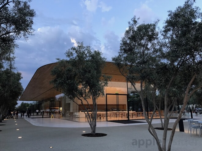 Центр для посетителей Apple Park готов принять гостей. Центр для посетителей Apple Park готов принять гостей. Фото.