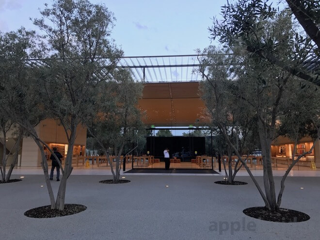 Центр для посетителей Apple Park готов принять гостей. Центр для посетителей Apple Park готов принять гостей. Фото.
