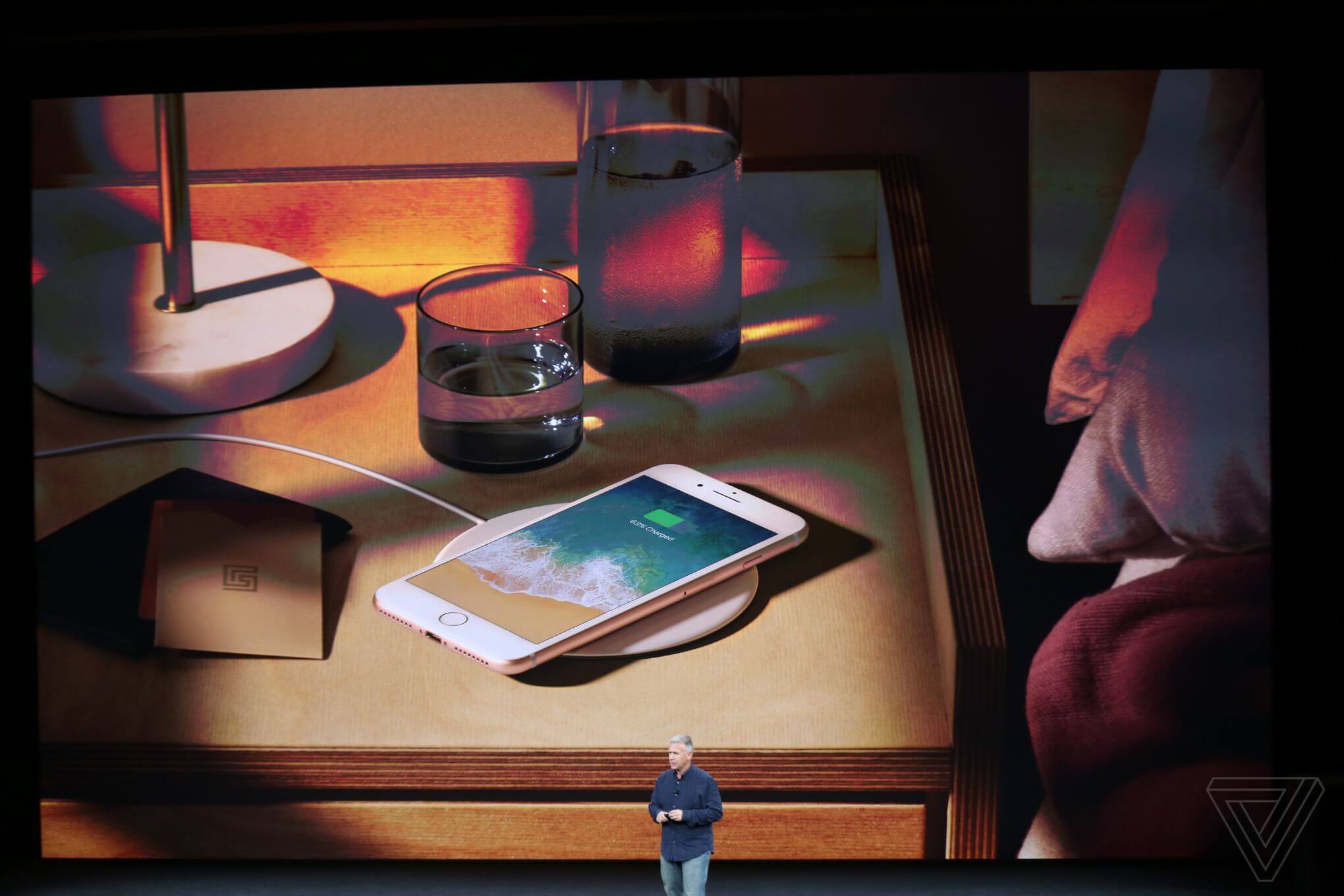 Apple официально представила iPhone 8 и iPhone 8 Plus. Apple официально представила iPhone 8 и iPhone 8 Plus. Фото.