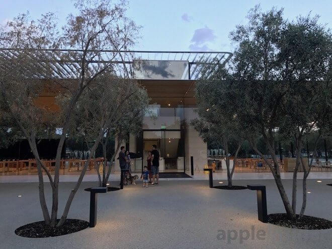Центр для посетителей Apple Park готов принять гостей. Центр для посетителей Apple Park готов принять гостей. Фото.