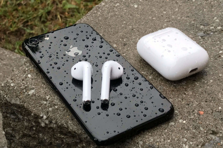 AirPods сложно достать. Но Apple это не мешает. Фото.
