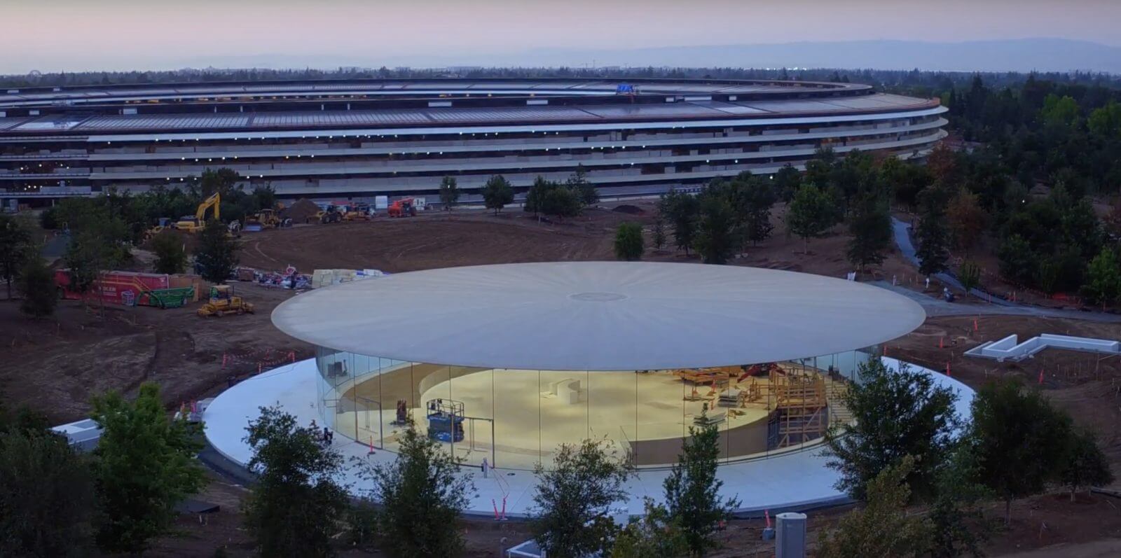 Apple не была уверена, что проведет презентацию в новом кампусе. Apple не была уверена, что проведет презентацию в новом кампусе. Фото.