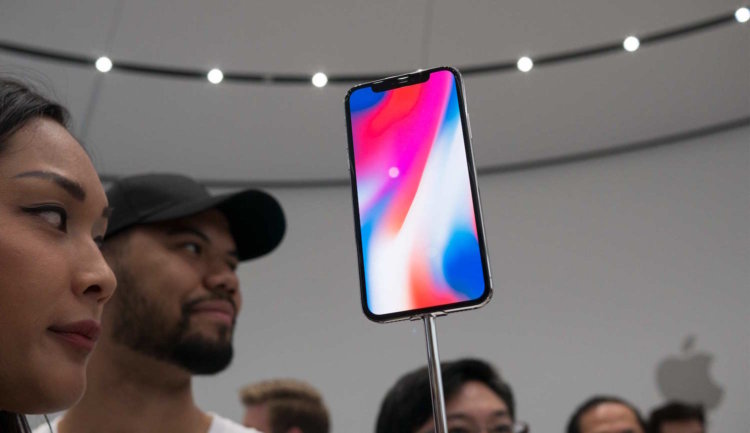 В Apple прокомментировали неудачный запуск Face ID на презентации. Фото.