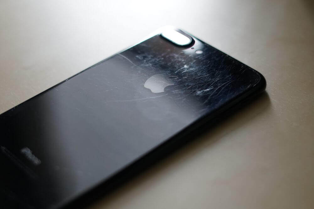 Как выглядит iPhone в цвете Jet Black через год без чехла. Как выглядит iPhone в цвете Jet Black через год без чехла. Фото.