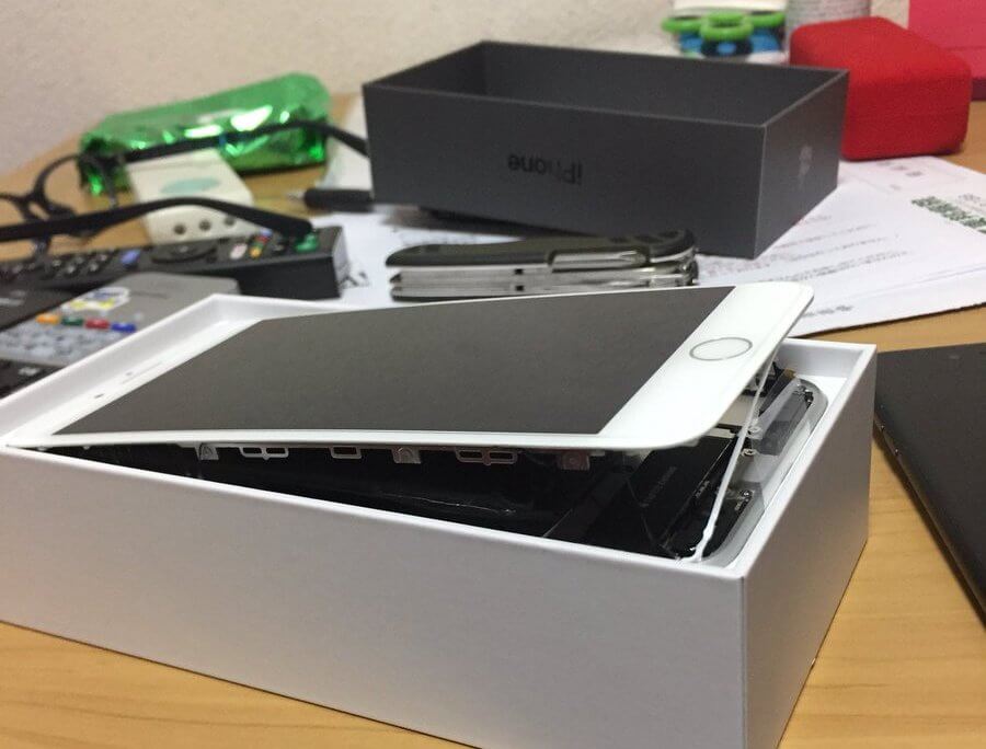 Корпусы некоторых iPhone 8 Plus лопаются по швам из-за вздувшейся батареи. Корпусы некоторых iPhone 8 Plus лопаются по швам из-за вздувшейся батареи. Фото.