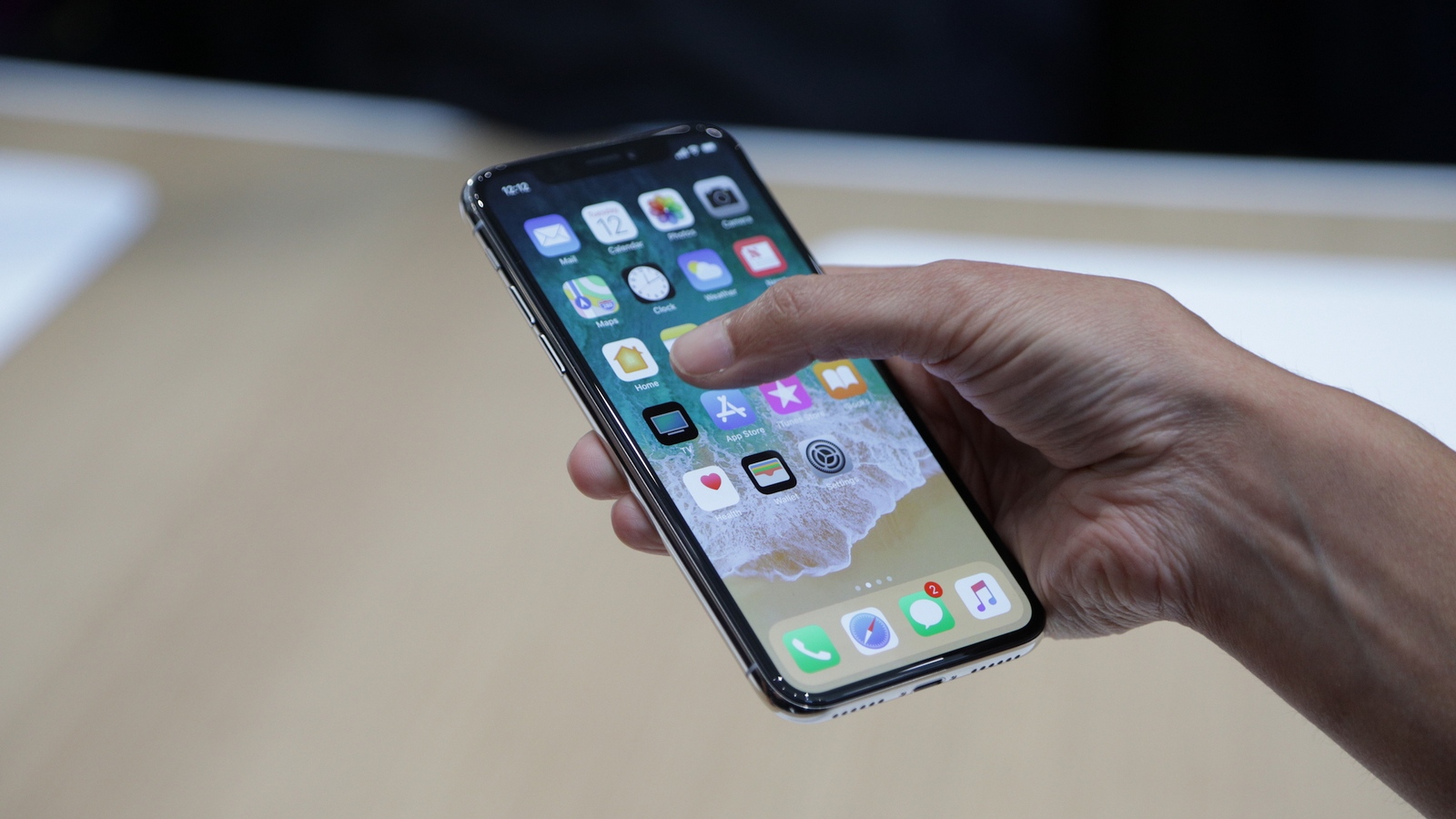 Apple не станет навязывать потребителям покупку iPhone X. Apple не станет навязывать потребителям покупку iPhone X. Фото.