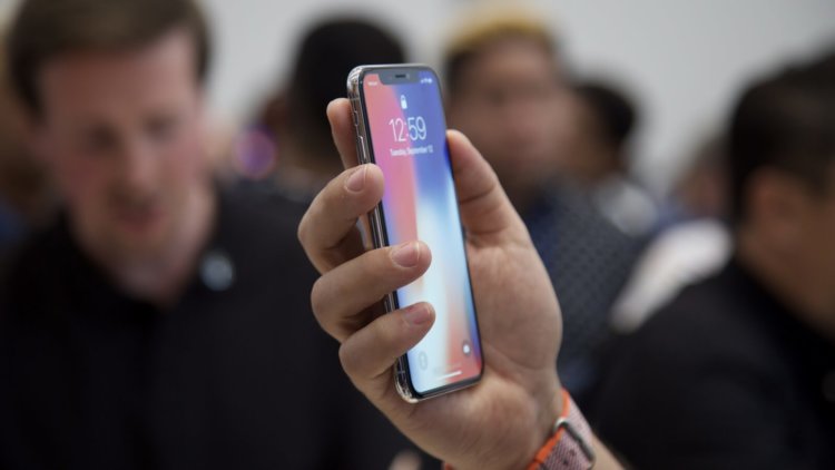 iPhone X будет отображать уведомления, только если вы смотрите на него. Фото.