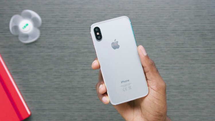 Первая партия iPhone X составила всего 46 тысяч штук. Фото.