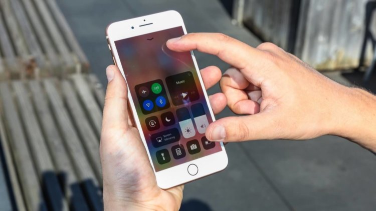 Прокуратура разберется, зачем Apple замедляет iPhone. Фото.