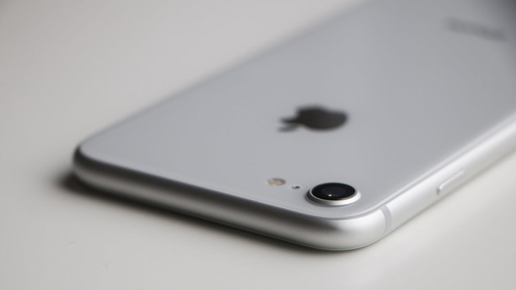iPhone 8 продолжают вздуваться. Apple не торопится с решением. Фото.