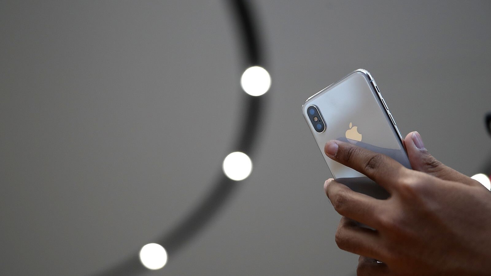 Apple уволила своего сотрудника за обзор iPhone X. Apple уволила своего сотрудника за обзор iPhone X. Фото.