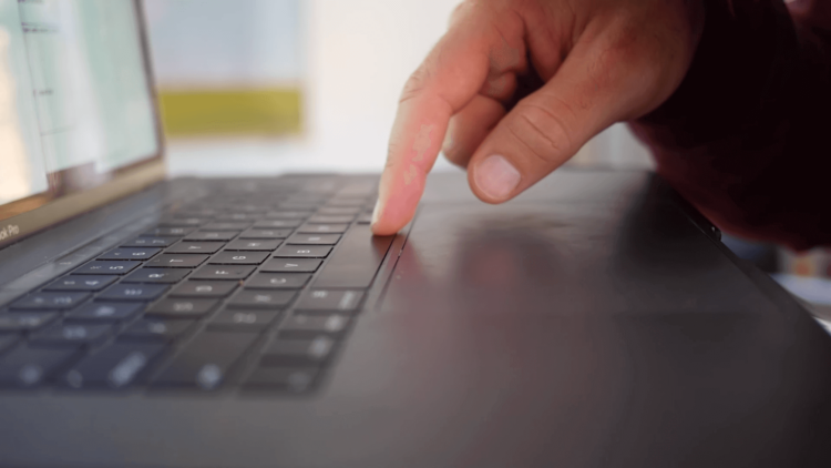 Не нажимается пробел на клавиатуре MacBook Pro? Подпевайте! Не нажимается пробел на клавиатуре MacBook Pro? Подпевайте! Фото.