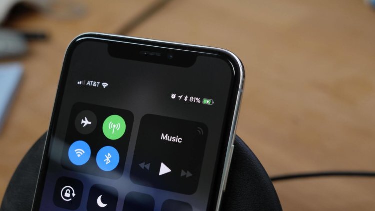 iPhone X проработает от одного заряда до 2 часов дольше, чем iPhone 7. Фото.