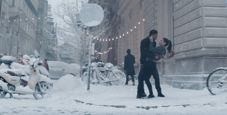 Поделись своими AirPods: рождественский балет от Apple. Фото.