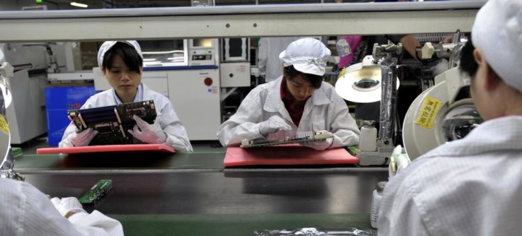 Financial Times: В производстве iPhone X были заняты несовершеннолетние. Фото.