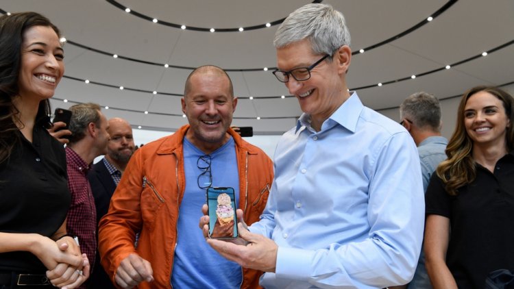 Тим Кук остался доволен продажами iPhone X. Фото.