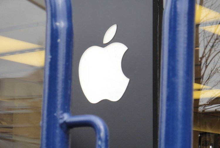 В Нью-Йорке открыли фейковый Apple Store. Фанаты занимают очередь за iPhone X. Фото.