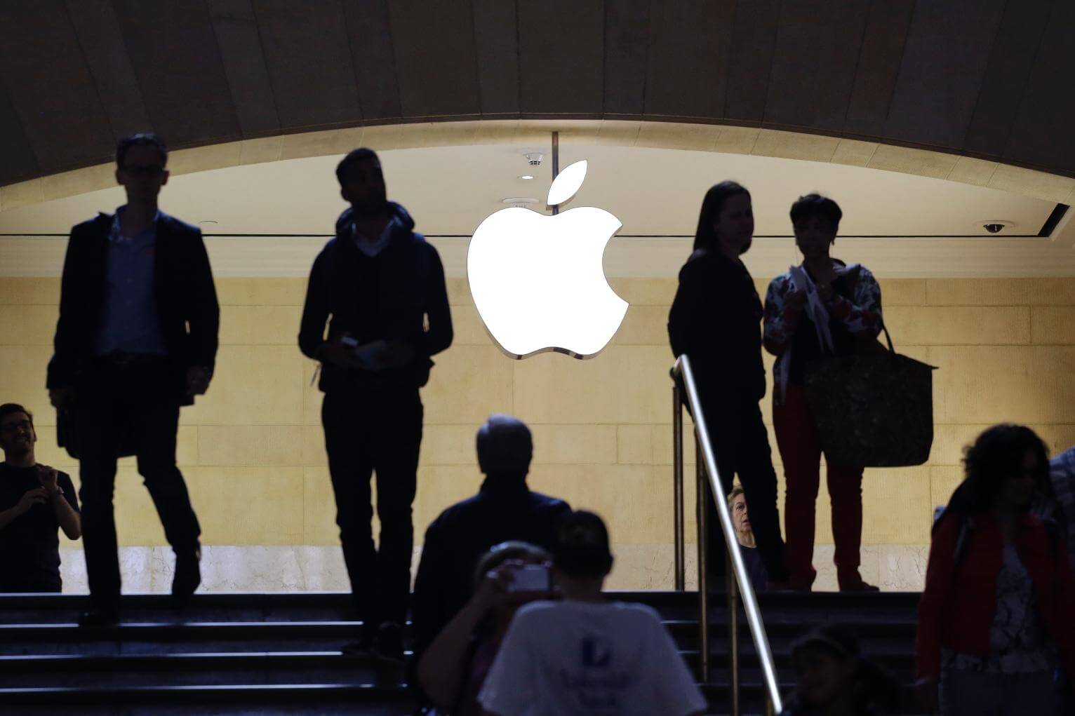 В Москве люди стоят на морозе в очереди за iPhone X. В Москве люди стоят на морозе в очереди за iPhone X. Фото.