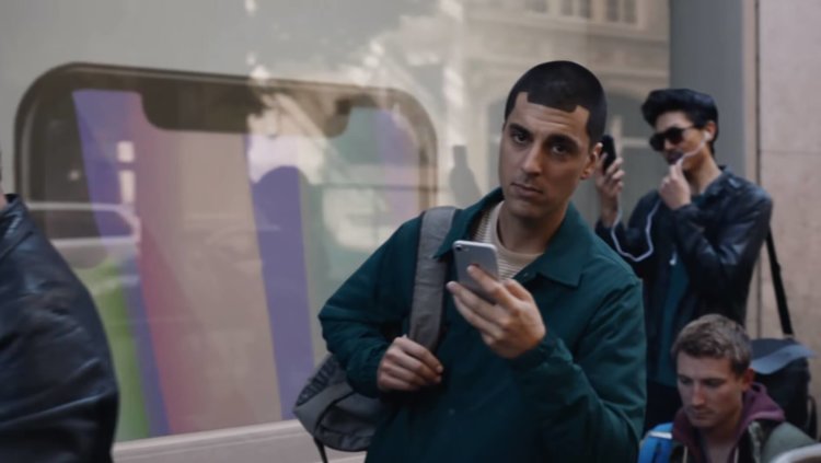 Samsung в очередной раз решила потроллить пользователей iPhone. Фото.