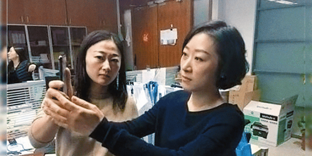 Китаянка дважды возвращала iPhone X в магазин из-за ошибки Face ID. Китаянка дважды возвращала iPhone X в магазин из-за ошибки Face ID. Фото.