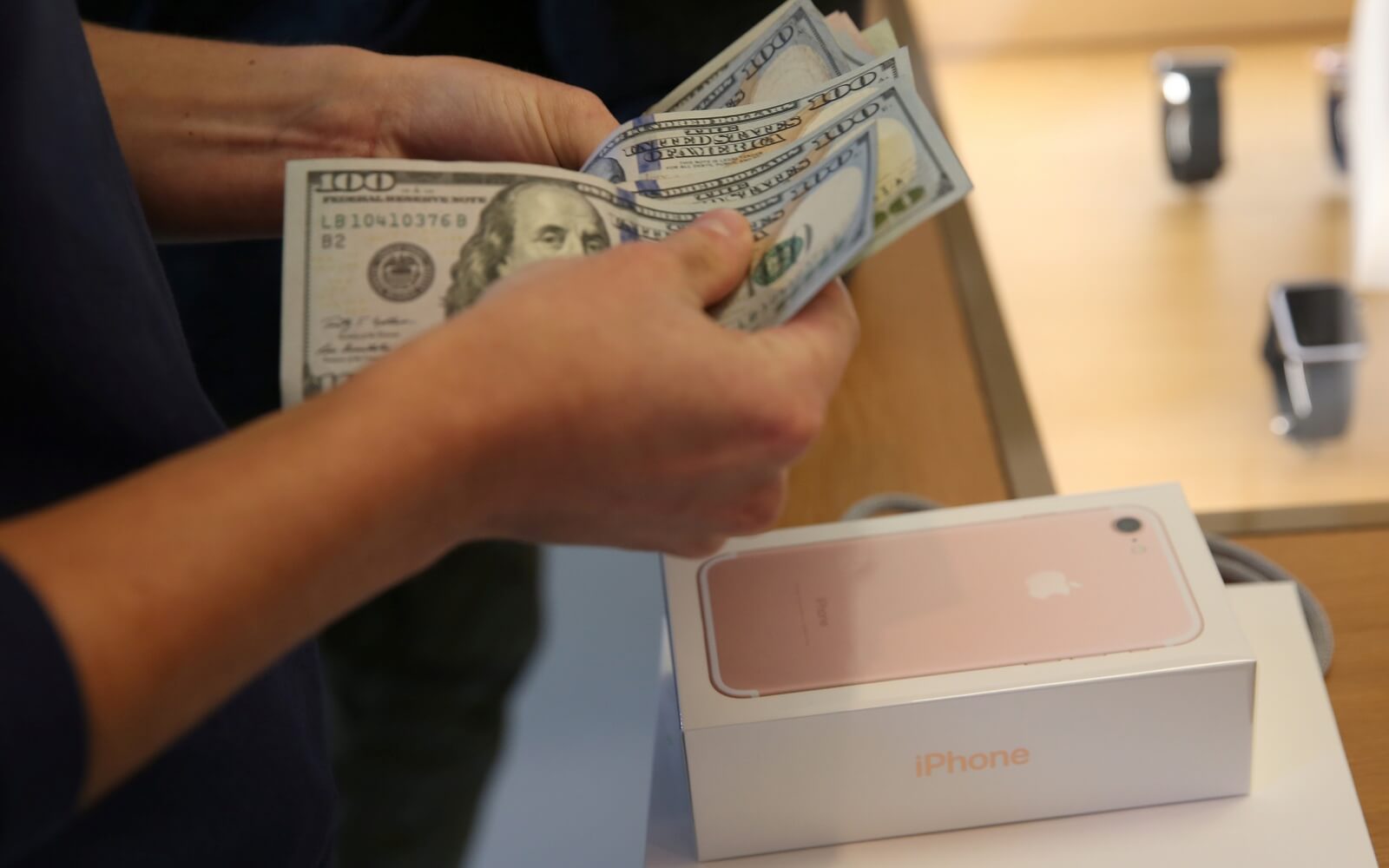 Самый популярный подарок на Новый год — по-прежнему iPhone. Самый популярный подарок на Новый год — по-прежнему iPhone. Фото.