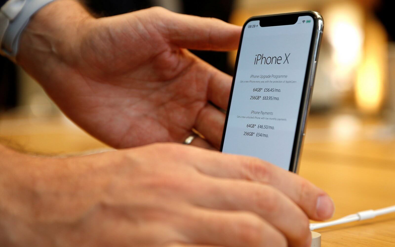 Поставщик Apple объявил о намерении запретить продажи iPhone X. Поставщик Apple объявил о намерении запретить продажи iPhone X. Фото.