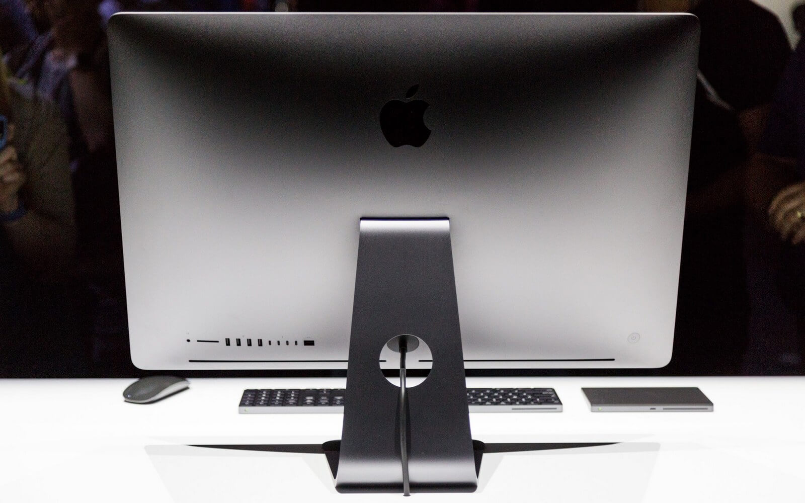 Новый iMac Pro очень сложно отремонтировать. Новый iMac Pro очень сложно отремонтировать. Фото.