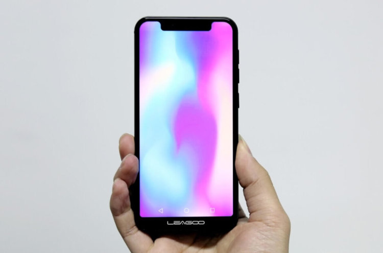 «Челка» нынче в моде: Клоны iPhone X атаковали MWC 2018. «Челка» нынче в моде: Клоны iPhone X атаковали MWC 2018. Фото.
