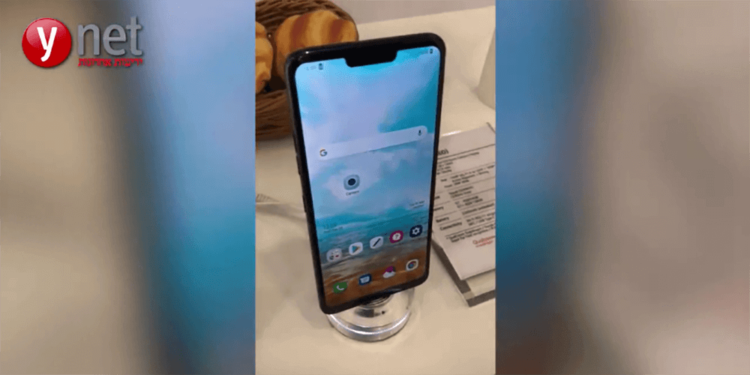 «Челка» нынче в моде: Клоны iPhone X атаковали MWC 2018. «Челка» нынче в моде: Клоны iPhone X атаковали MWC 2018. Фото.