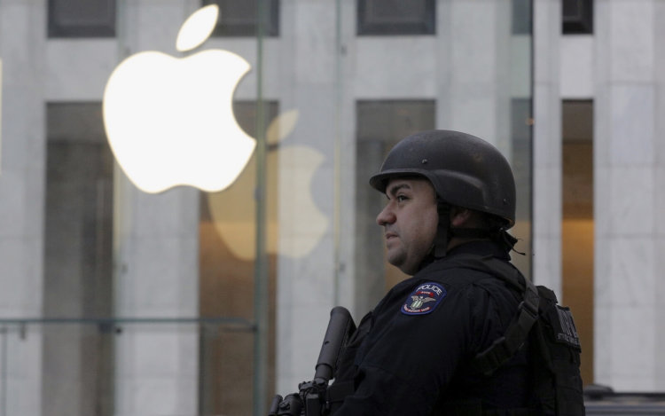 Крейг Федериги предостерег спецслужбы США от взлома iPhone. Фото.