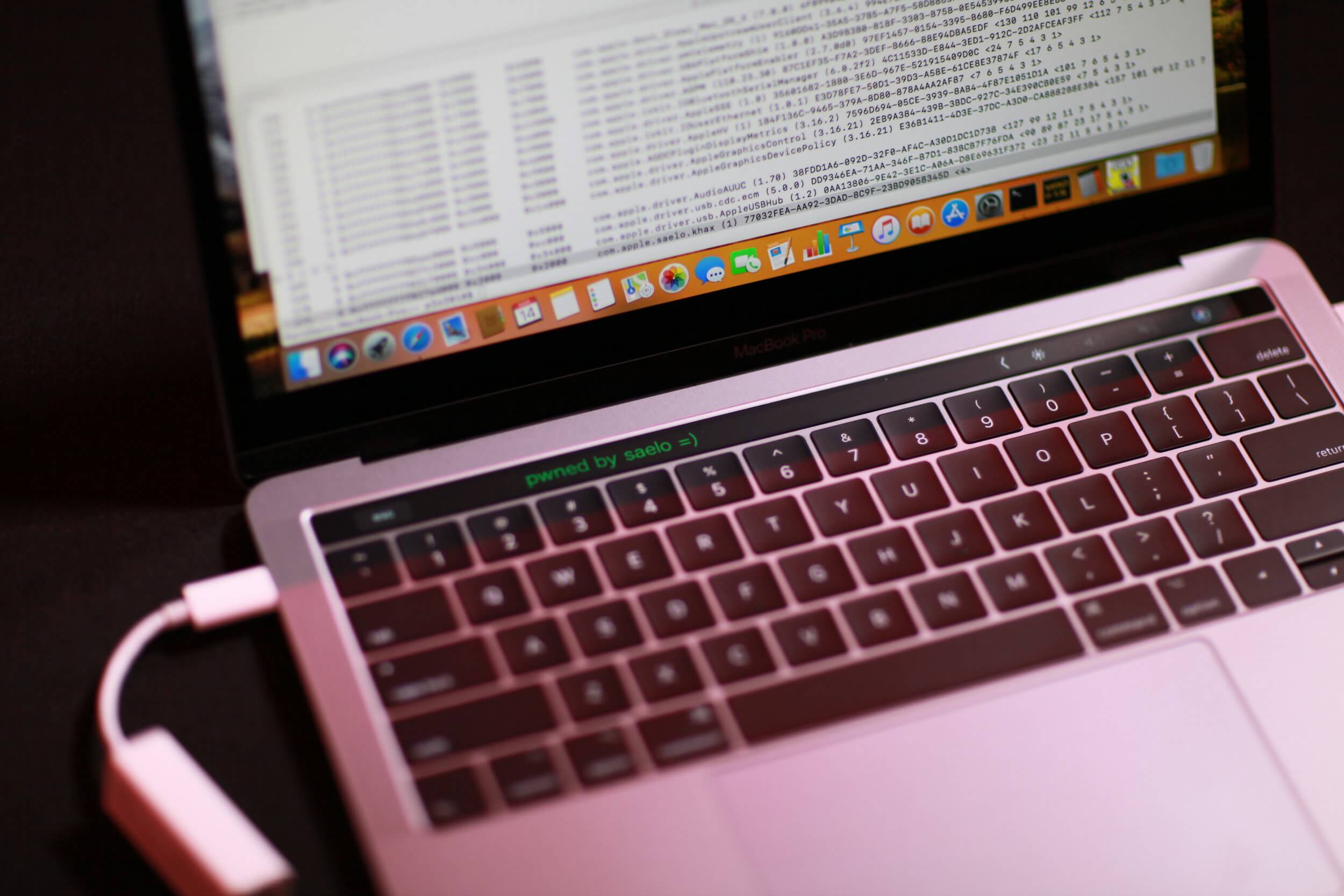 Хакеры взломали Safari и Touch Bar, но волноваться не стоит. Хакеры взломали Safari и Touch Bar, но волноваться не стоит. Фото.