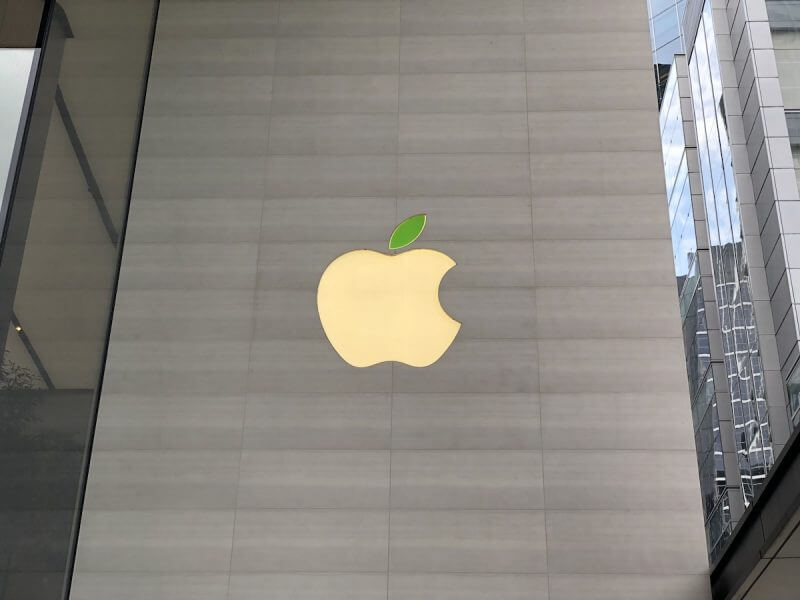 Apple решила сменить свой логотип на один день. Apple решила сменить свой логотип на один день. Фото.